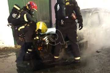 Un vehículo robado queda totalmente calcinado en el pueblo de Jinámar (Telde)/TA.